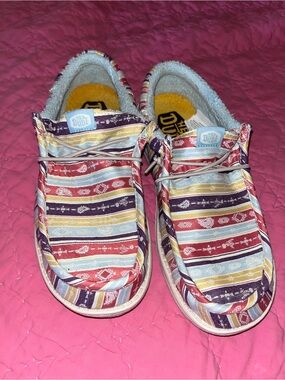 Hey Dude Striped Slip-On Shoes wally surf blanket Mens 7 women’s 8.5 worn once
